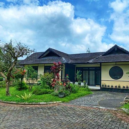 Designer Villa Osaka Puncak Exterior photo
